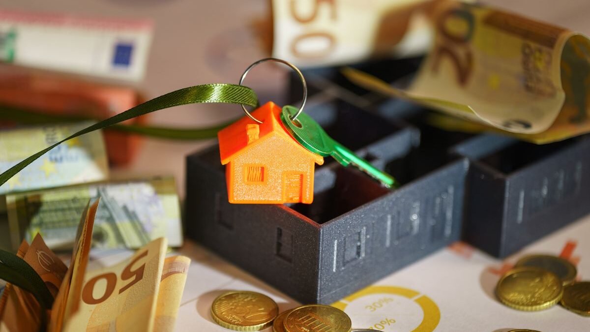 Image depicting real estate investment with keychain