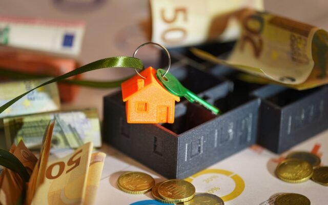 Image depicting real estate investment with keychain